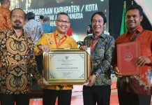 Pemkot Kendari Terima Penghargaan Kota Peduli HAM Pemkot Kendari Sabet Penghargaan Kota Peduli HAM