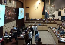 RDP Pemekaran Kepton, Ketua Komisi II Dihadiahi Kampurui RDP Pemekaran Kepton, Ketua Komisi II Dihadiahi Kampurui