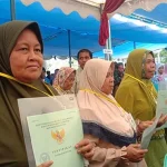 Pemkot Baubau Bagikan 1000 Lembar Sertifikat Tanah Gratis pada Warganya Pemkot Baubau Bagikan 1000 Lembar Sertifikat Tanah Gratis pada Warganya