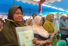 Pemkot Baubau Bagikan 1000 Lembar Sertifikat Tanah Gratis pada Warganya Pemkot Baubau Bagikan 1000 Lembar Sertifikat Tanah Gratis pada Warganya