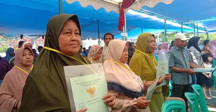 Pemkot Baubau Bagikan 1000 Lembar Sertifikat Tanah Gratis pada Warganya