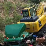 Rem Blong, Truk Bermuatan Ekskavator Jatuh di Jurang Rem Blong, Truk Bermuatan Ekskavator Jatuh di Jurang