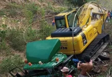 Rem Blong, Truk Bermuatan Ekskavator Jatuh di Jurang Rem Blong, Truk Bermuatan Ekskavator Jatuh di Jurang