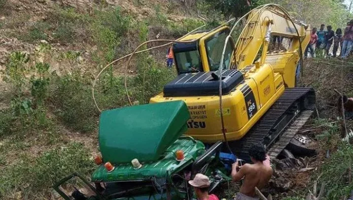 Rem Blong, Truk Bermuatan Ekskavator Jatuh di Jurang