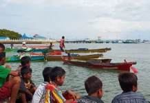 Meriahkan Tahun Baru, Petani Rumput Laut di Muna Gelar Balap Perahu