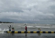 Bocah di Kolaka Bermain dengan Percikan Gelombang Tinggi Bocah di Kolaka Bermain dengan Percikan Gelombang Tinggi