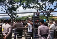 Kantor DPRD Koltim Dilempari Tomat Busuk Kantor DPRD Koltim Dilempari Tomat Busuk