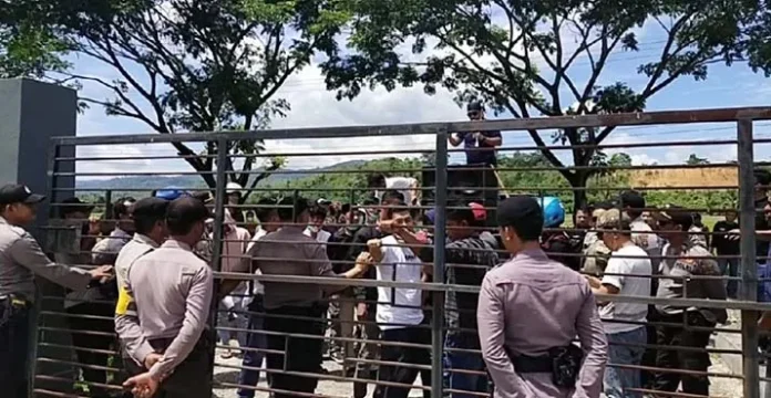 dprd_koltimtomat Kantor DPRD Koltim Dilempari Tomat Busuk