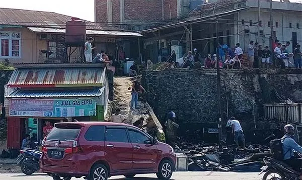 Dua Bangunan di Mandonga Terbakar, Diduga Akibat Korsleting Listrik