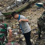 Wali Kota dan Dandim Kendari Bersih-bersih Sampah di Pelelangan Ikan Wali Kota dan Dandim Kendari Bersih-bersih Sampah di Pelelangan Ikan