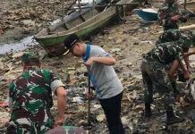 Wali Kota dan Dandim Kendari Bersih-bersih Sampah di Pelelangan Ikan Wali Kota dan Dandim Kendari Bersih-bersih Sampah di Pelelangan Ikan