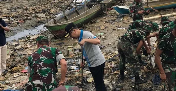 Wali Kota dan Dandim Kendari Bersih-bersih Sampah di Pelelangan Ikan