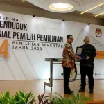 Mendagri Serahkan 105 Juta Data Penduduk ke KPU RI Mendagri Serahkan 105 Juta Data Penduduk ke KPU RI
