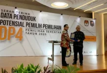 Mendagri Serahkan 105 Juta Data Penduduk ke KPU RI Mendagri Serahkan 105 Juta Data Penduduk ke KPU RI