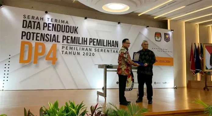 mendagri Mendagri Serahkan 105 Juta Data Penduduk ke KPU RI