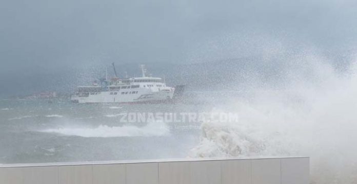 Gelombang Tinggi, Penyeberangan Feri di Kolaka Ditutup Sementara