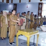 Kembali Lantik 282 Aparaturnya, Surunuddin : Jangan Ada yang Terlibat Politik Kembali Lantik 282 Aparaturnya, Surunuddin : Jangan Ada yang Terlibat Politik