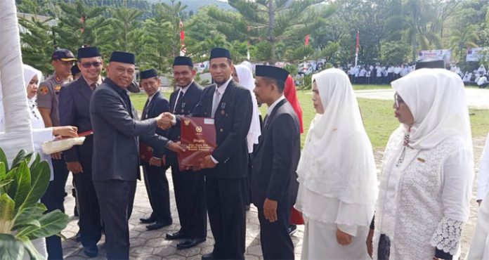 Peringati HAB, Kemenag Kolut Beri Penghargaan untuk Guru dan Siswa Berprestasi