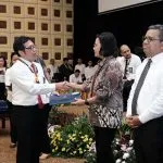 KPP Pratama Kendari Dapat Penghargaan dari Menkeu KPP Pratama Kendari Dapat Penghargaan dari Menkeu