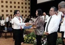 KPP Pratama Kendari Dapat Penghargaan dari Menkeu KPP Pratama Kendari Dapat Penghargaan dari Menkeu