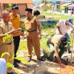 Bangun Kesadaran Lingkungan, 300 Pohon Ditanam di SMAN 2 Ranomeeto Bangun Kesadaran Lingkungan, 300 Pohon Ditanam di SMAN 2 Ranomeeto