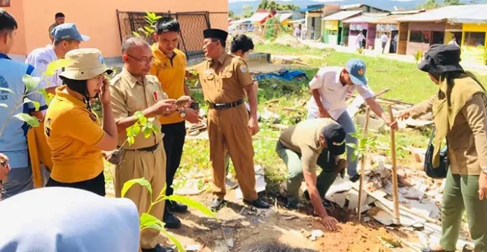 Bangun Kesadaran Lingkungan, 300 Pohon Ditanam di SMAN 2 Ranomeeto