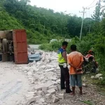 Truk Bermuatan Beton Terbalik dan Timpa Pengendara Motor Truk Bermuatan Beton Terbalik dan Timpa Pengendara Motor