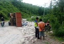 Truk Bermuatan Beton Terbalik dan Timpa Pengendara Motor Truk Bermuatan Beton Terbalik dan Timpa Pengendara Motor