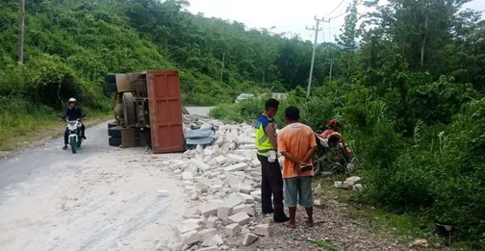 Truk Bermuatan Beton Terbalik dan Timpa Pengendara Motor