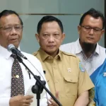 Menko Polhukam Jamin WNI dari Wuhan Aman Bagi Masyarakat Natuna Mahfud juga menjamin WNI yang dipulangkan dari Wuhan dalam kondisi sehat, namun perlu dilakukan beberapa tindakan sesuai standar internasional.