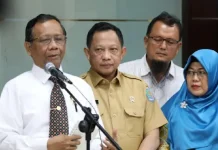 Menko Polhukam Jamin WNI dari Wuhan Aman Bagi Masyarakat Natuna Mahfud juga menjamin WNI yang dipulangkan dari Wuhan dalam kondisi sehat, namun perlu dilakukan beberapa tindakan sesuai standar internasional.