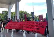 Dagangan Tak Laku, Pedagang Sayur Demo DPRD Kolaka Dagangan Tak Laku, Pedagang Sayur Demo DPRD Kolaka