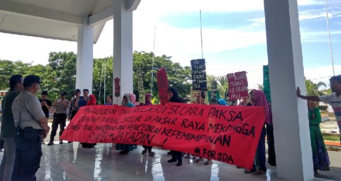 Dagangan Tak Laku, Pedagang Sayur Demo DPRD Kolaka