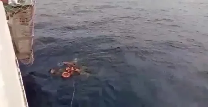 Prajurit TNI Selamatkan Penumpang Kapal Pelni yang Tenggelam