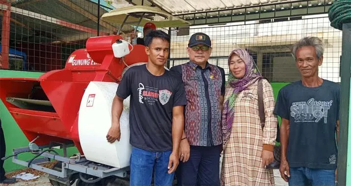 Dua Kelompok Tani di Kolut Dapat Bantuan Alsintan Pemanen Kombinasi