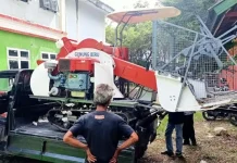Dua Kelompok Tani di Kolut Dapat Bantuan Alsintan Pemanen Kombinasi Dua Kelompok Tani di Kolut Dapat Bantuan Alsintan Pemanen Kombinasi
