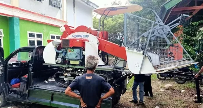 Dua Kelompok Tani di Kolut Dapat Bantuan Alsintan Pemanen Kombinasi