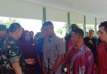 Pangdam XIV Hasanuddin Santuni Keluarga Pratu Risno, Penumpang Pesawat yang Hilang di Papua Pandam XIV Hasanuddin Santuni Keluarga Pratu Risno, Penumpang Pesawat yang Dihilang di Papua