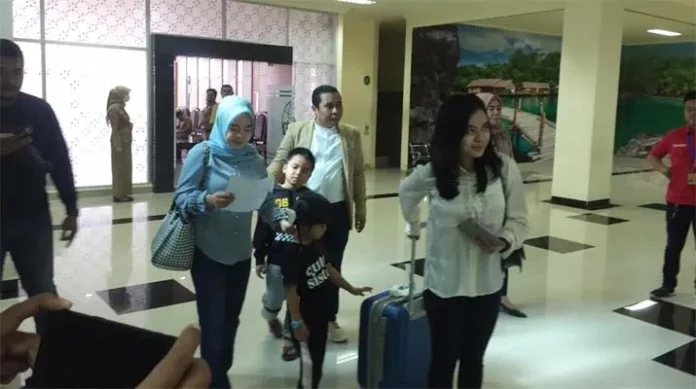 Yayu Indah Maharani Hidayatullah, mahasiswi Hubey University of Science and Technology di Kota Wuhan, China, asal Kota Kendari, Sulawesi Tenggara (Sultra) akhirnya bernapas lega, Setelah tiba di Bandara Haluoleo, Konawe Selatan (Konsel), Sultra.