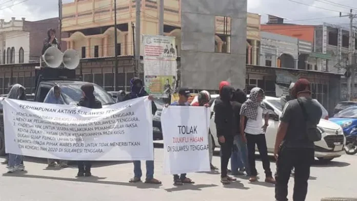 demo Sejumlah Aktivis Tolak Kehadiran Zulkifli Hasan di Kendari