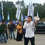 Kedatangan Zulkifli Hasan di Kendari Disambut Demo Kasus Dugaan Suap Kedatangan Zulkifli Hasan di Kendari Disambut Demo Kasus Dugaan Suap