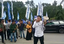 Kedatangan Zulkifli Hasan di Kendari Disambut Demo Kasus Dugaan Suap Kedatangan Zulkifli Hasan di Kendari Disambut Demo Kasus Dugaan Suap