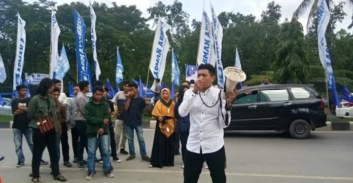 Kedatangan Zulkifli Hasan di Kendari Disambut Demo Kasus Dugaan Suap