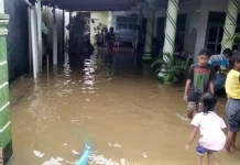 Saluran Tersumbat, Sejumlah Rumah di Bombana Terendam Banjir Saluran Tersumbat, Sejumlah Rumah di Bombana Terendam Banjir