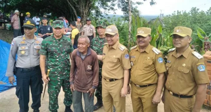 TNI Polri Renovasi Rumah Kakek La Nggugu