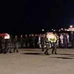 Gugur di Papua, Begini Penyambutan Jenazah Personel 725/Woroagi Gugur di Papua, Begini Penyambutan Jenazah Personel 725/Woroagi