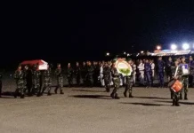 Gugur di Papua, Begini Penyambutan Jenazah Personel 725/Woroagi Gugur di Papua, Begini Penyambutan Jenazah Personel 725/Woroagi