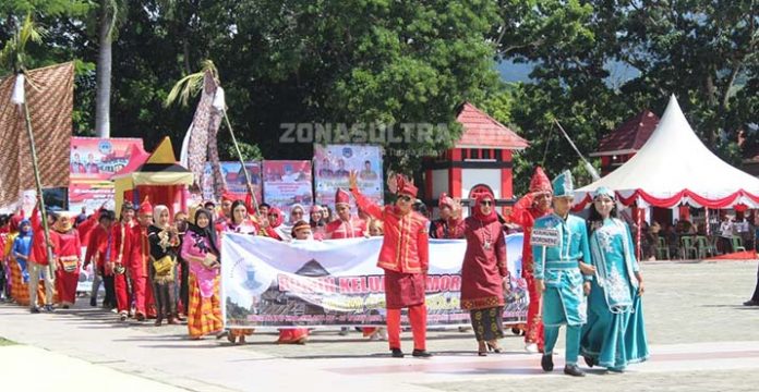 Kenakan Pakaian Adat, Ribuan Peserta Defile Ramaikan Perayaan HUT Kolaka