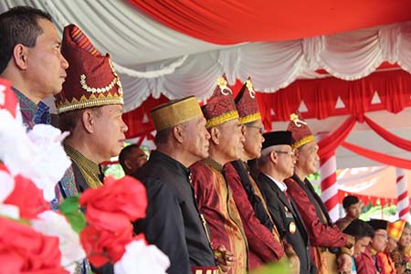 Kenakan Pakaian Adat, Ribuan Peserta Defile Ramaikan Perayaan HUT Kolaka