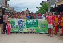 IPPMAL KDI Bersama Aparat Bersihkan Sampah di Pasar dan Dermaga IPPMAL KDI Bersama Aparat Bersihkan Sampah di Pasar dan Dermaga